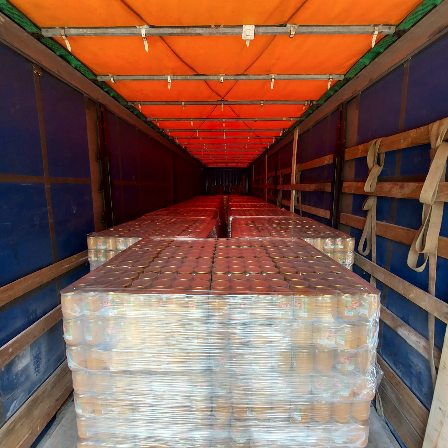 Консервы на паллетах